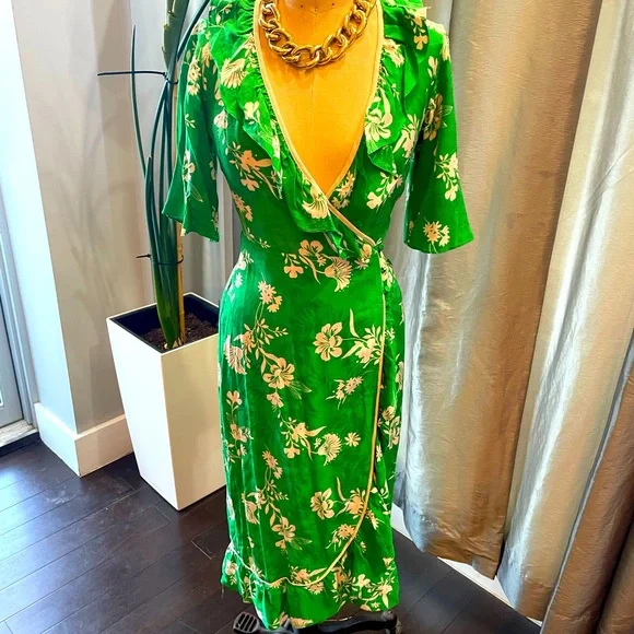 green emerald velvet dress Rent Topshop Textured Ruched Channel Midaxi Dress In Green